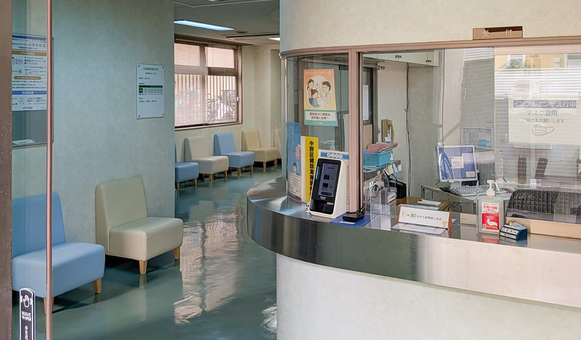 受付カウンターと待合スペースの様子