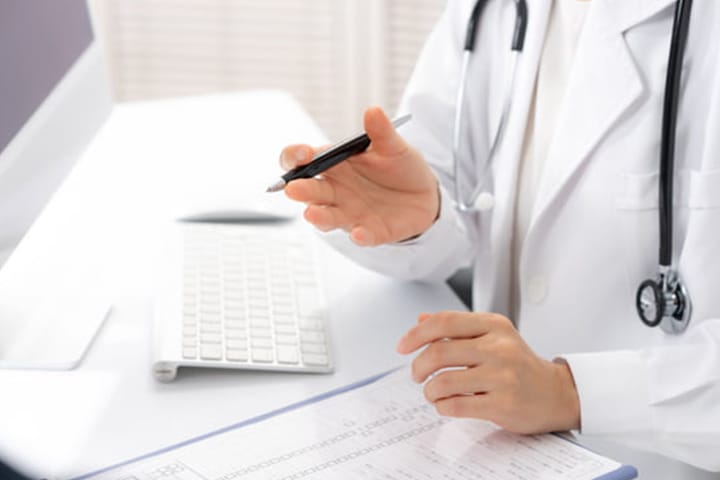 診察室で説明する医師の手元