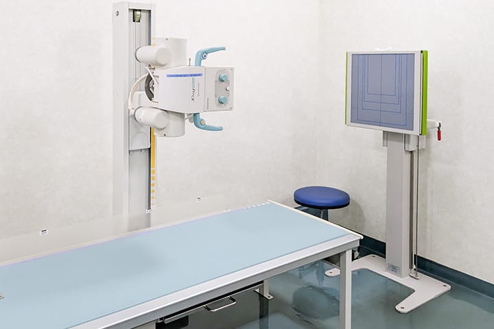 レントゲン室の撮影台と装置