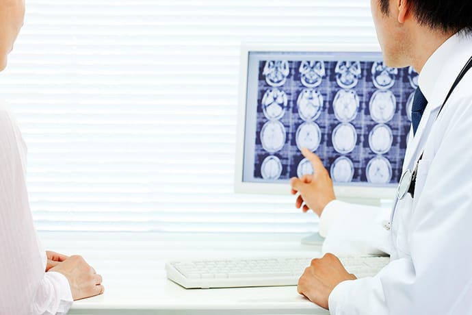 脳の画像を見ながら説明する医師と患者