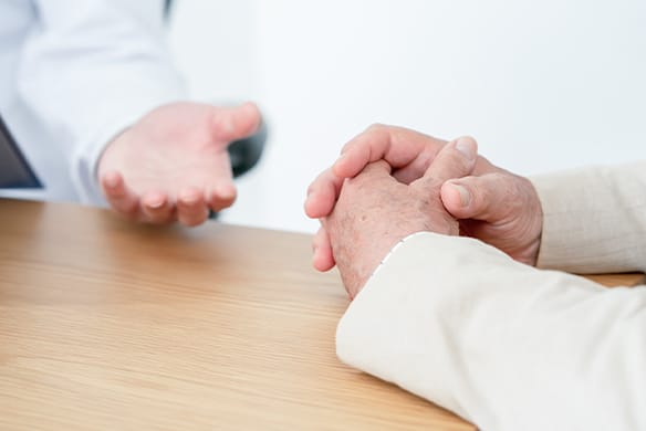 診察で相談する患者と医師の手元